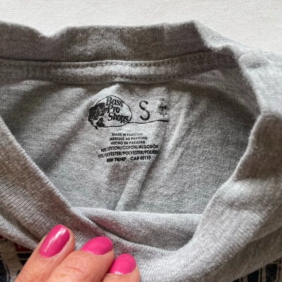 Cabela's / Bass Pro Shop Gray Short Sleeve Graphic Shirt size Small - Picture 4 of 5